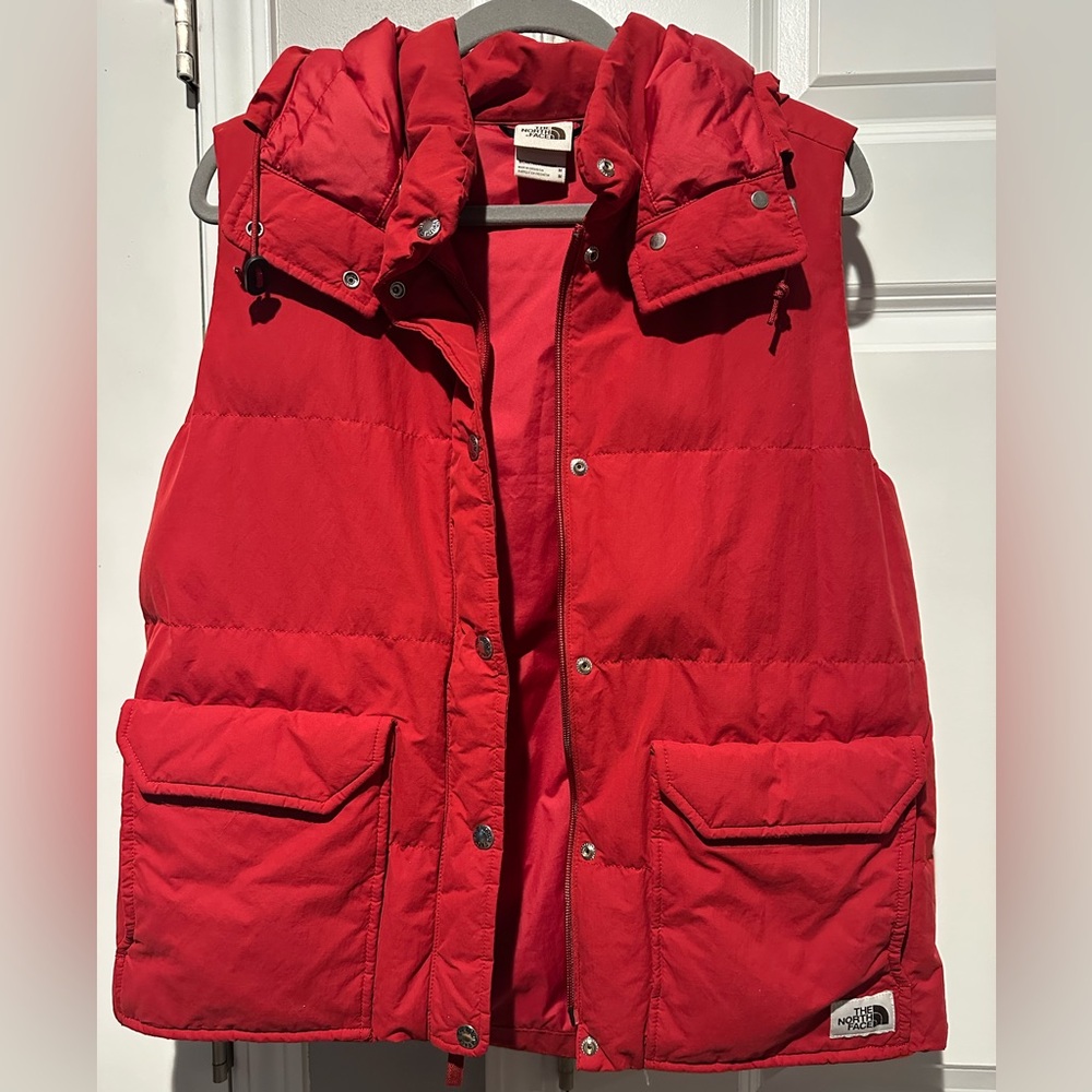 The North Face - WOMENS DOWN SIERRA VEST. Size medium.